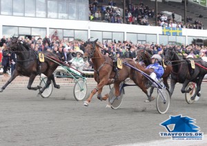 Caballion med Bjørn Goop vinder Broline Copenhagen Cup foran den fremstormende Orali med Jeppe Juel. Travfotos.dk