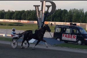 Commander Crowe satte banrekord i sin sæsondebut på Victoria Park i Holland. Banefoto