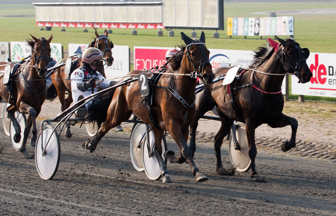 Udvendige Rockefeller med Bent Svendsen kæmper sig forbi Razor Blade med Knud Mønster. Foto KM Foto
