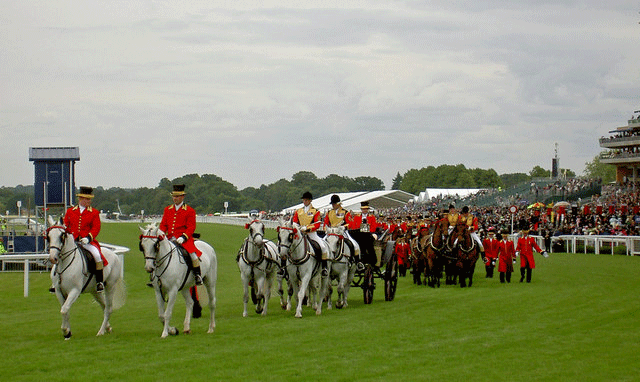 Den flotte procession med de kongelige og deres gæster, der hver dag indleder Royal Ascot.