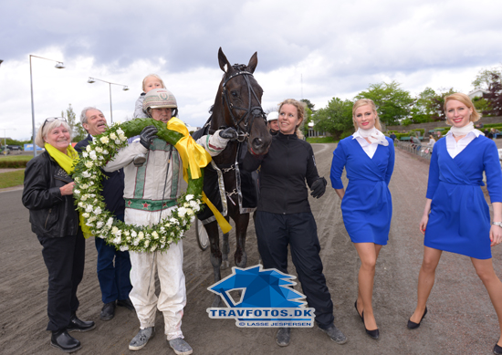 Stelton og Jeppe Juel fejrer sejren. der var 187.500 kroner værd-