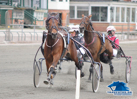 Touch Me Chili, der trænes af dennis "TUrbo Olsen" vinder let med Ken Ecce i sulkyen,