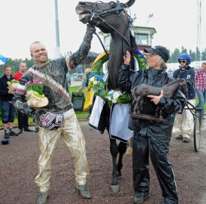 En meget glad og stolt Adrian Kolgjini efter sejren med Mosaique Face. Foto Kanal 75