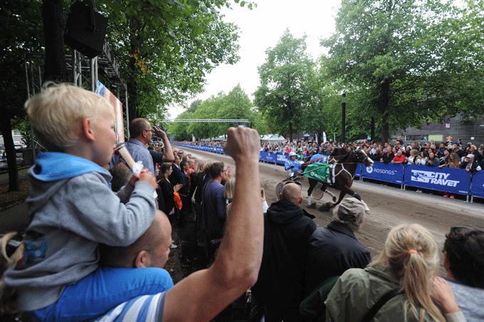Der var tæt pakket af publikum uden for dem interimistiske bane til City-Travet. Foto Kanal 75