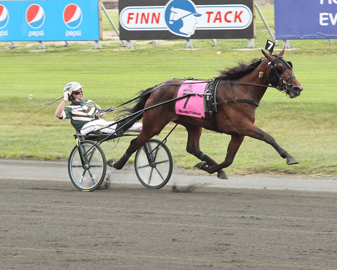 Lifetime Pursuit med Yannick Gingras sikrede Jimmy Takter sejren i Hambletonian Oaks i ny verdensrekord 1.08.8