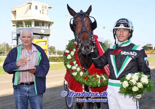 Ragna Opal med ejeren Kresten Andresen og Johnny Takter efter sejren i Dansk Hoppe Derby.