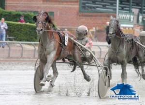 Billedet af Supercool Langkjær på vej mod sejr viser tydeligt hvordan baneforholdene var på Lunden søndag eftermiddag