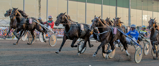 Tumble Dust vinder i kamp med Corky. Udvendigt kommer Tycoon Conway Hall og skjult Tan Bork flyvende, Kanal 75